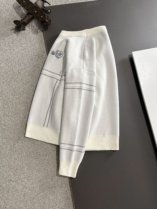 モンクレール 新しいロゴバッジ刺繍ロゴクルーネックセーター
