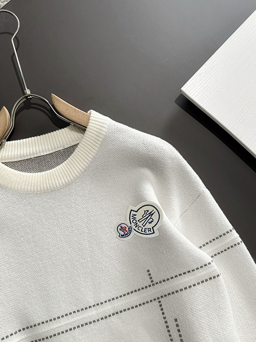 モンクレール 新しいロゴバッジ刺繍ロゴクルーネックセーター
