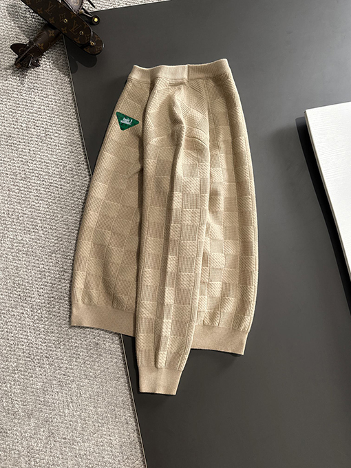 ルイヴィトンスーパーコピー 新しいロゴバッジ刺繍ロゴクルーネックセーター