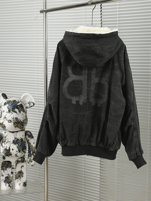 バレンシアガコピー ショーシリーズのツイルの古いコート