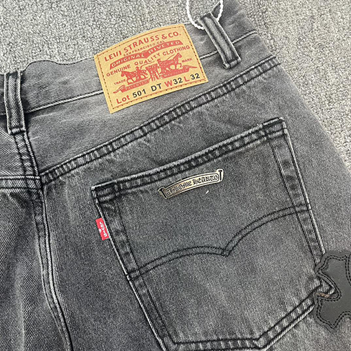 クロムハーツ スーパーコピー  デニムパンツ レザー パッチ