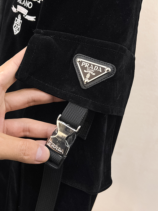 プラダ 胸のロゴジャケット＆パンツ セットアップ