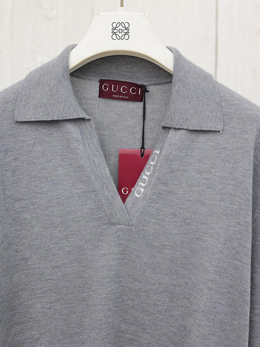 グッチ 新しいアルファベットのジャカードカシミヤVネックセーター