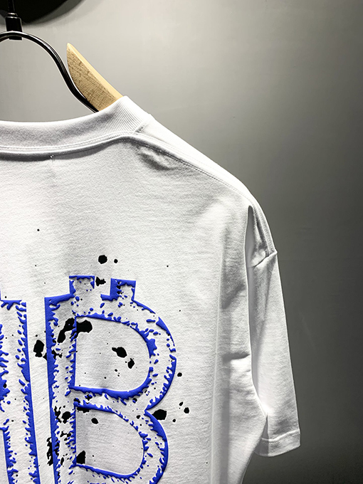 バレンシアガ発泡ロゴTシャツ