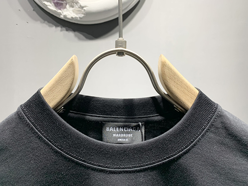 バレンシアガ発泡ロゴTシャツ