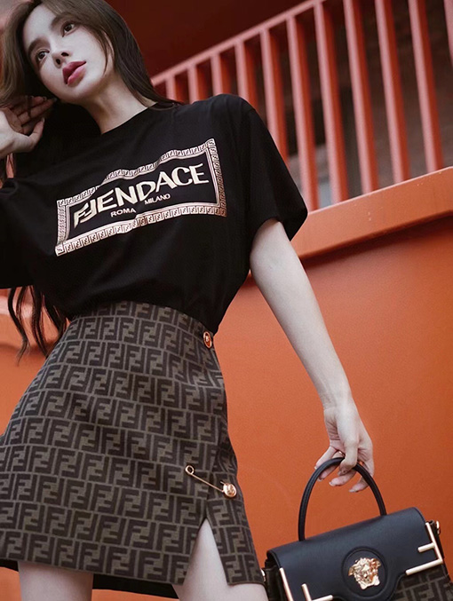 フェンディ X ヴェルサーチ連名前後ゴールド刺繍半袖Tシャツ