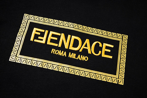 フェンディ X ヴェルサーチ連名前後ゴールド刺繍半袖Tシャツ