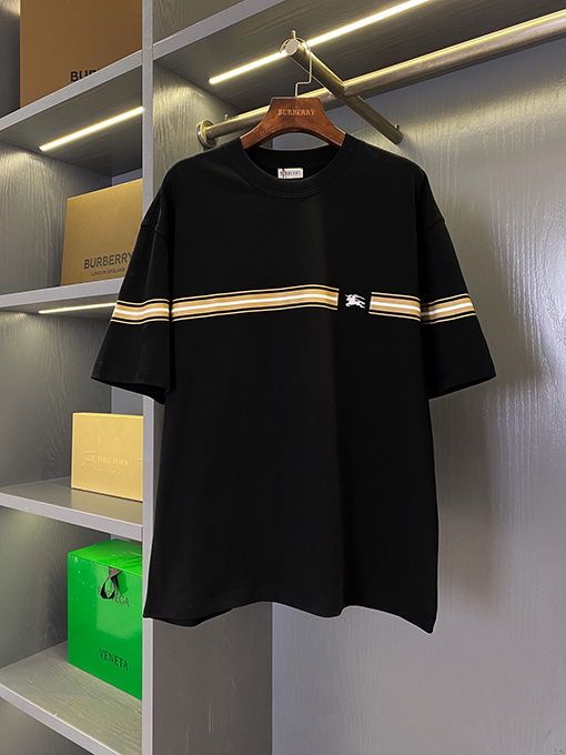 バーバリー 新しいラベルデカール半袖Tシャツ。