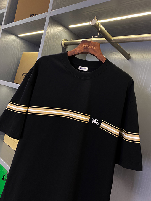 バーバリー 新しいラベルデカール半袖Tシャツ。