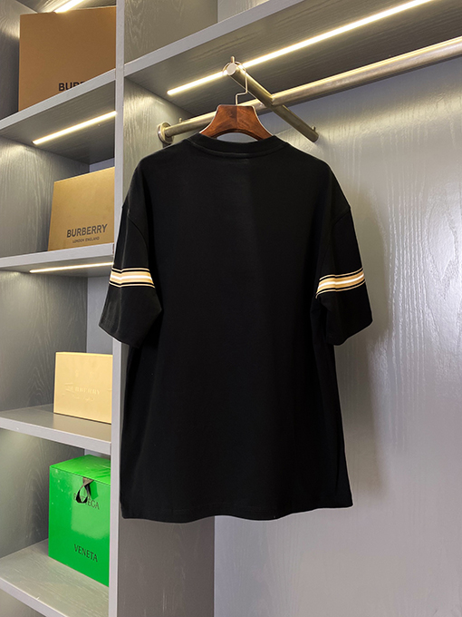 バーバリー 新しいラベルデカール半袖Tシャツ。