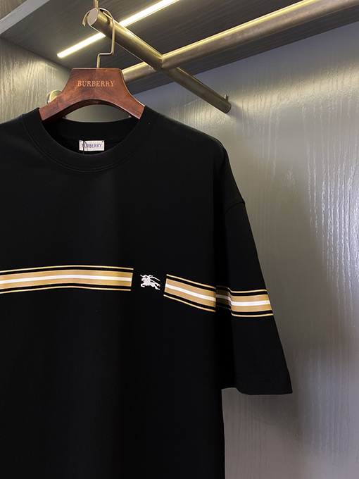 バーバリー 新しいラベルデカール半袖Tシャツ。