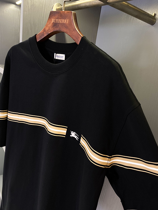 バーバリー 新しいラベルデカール半袖Tシャツ。