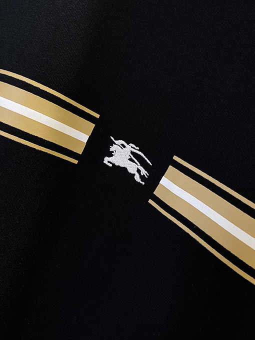 バーバリー 新しいラベルデカール半袖Tシャツ。