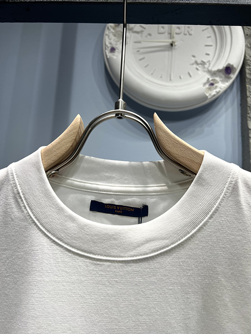 ルイヴィトンエンボス文字半袖Tシャツ