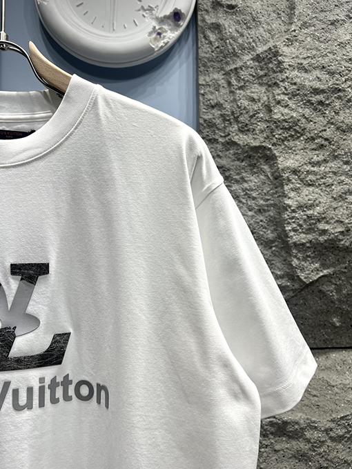 ルイヴィトンエンボス文字半袖Tシャツ