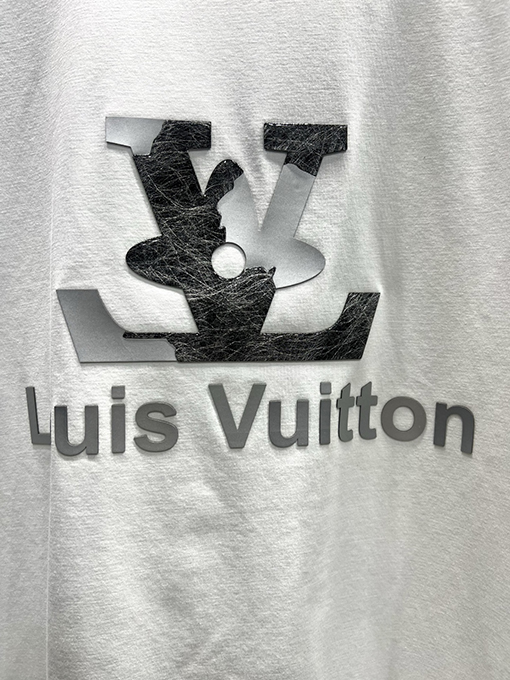 ルイヴィトンエンボス文字半袖Tシャツ