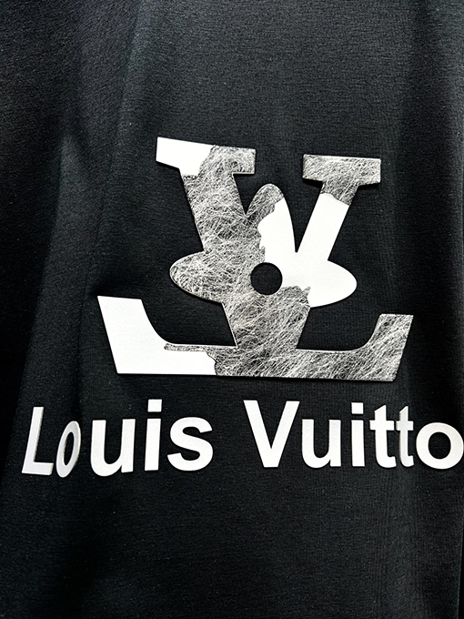 ルイヴィトンエンボス文字半袖Tシャツ