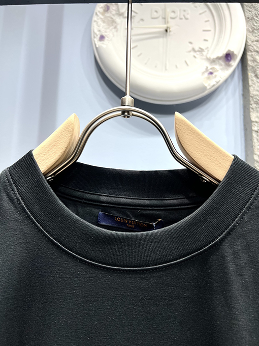 ルイヴィトンエンボス文字半袖Tシャツ