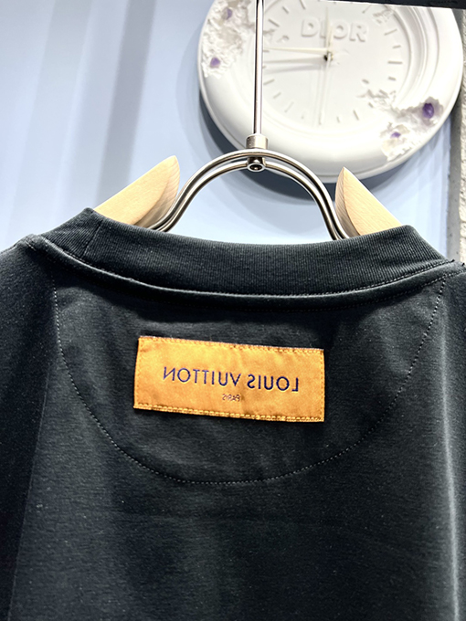 ルイヴィトンエンボス文字半袖Tシャツ