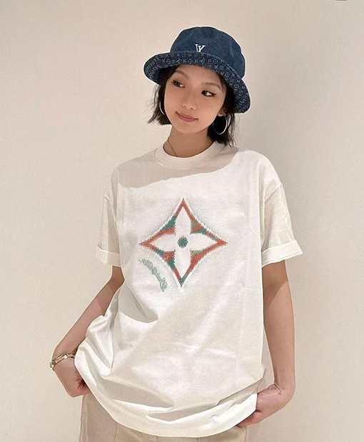 ルイヴィトン フラワー3Dロゴ ビーズ付き 半袖Tシャツ 9,980円