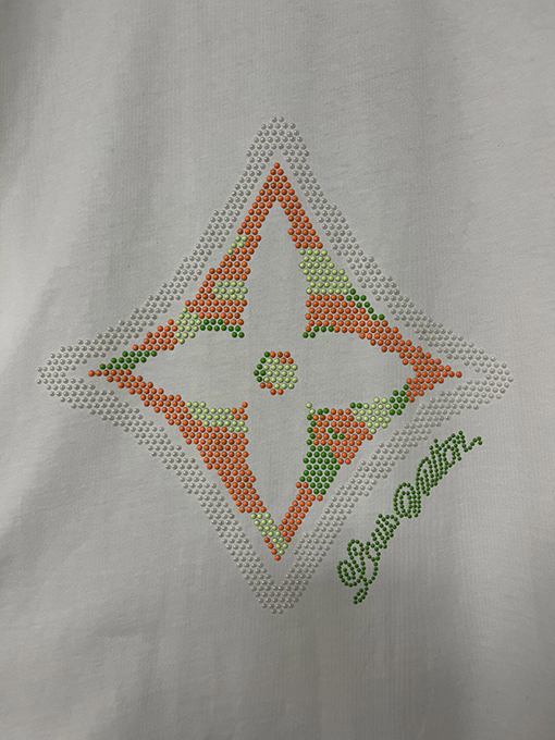 ルイヴィトン フラワー3Dロゴ ビーズ付き 半袖Tシャツ