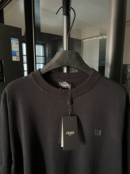 フェンディハードウェアダブルFロゴ半袖Tシャツ
