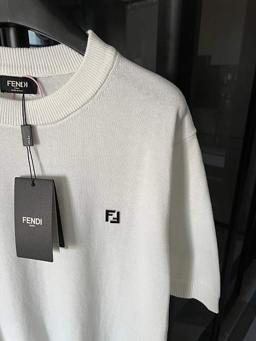 フェンディハードウェアダブルFロゴ半袖Tシャツ