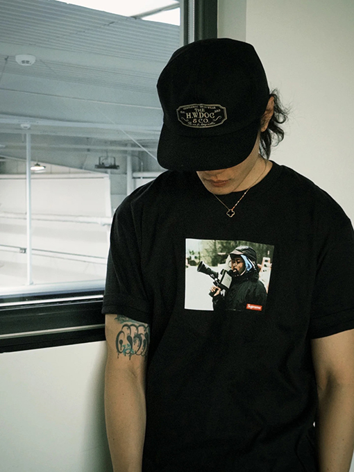 シュプリームコピーSUPREME X 40 ACRES コラボコレクションSS25 SPIKE TEEキャラクタープリント半袖シャツ