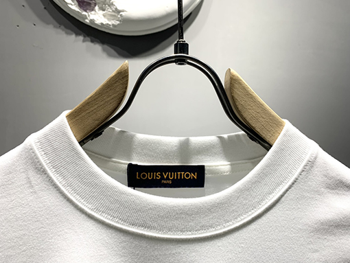 ルイヴィトンコピーロゴ刺繍Tシャツ
