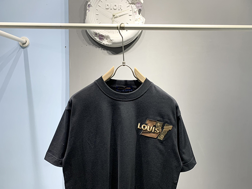 ルイヴィトンコピーロゴ刺繍Tシャツ