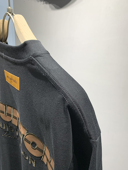ルイヴィトンコピーロゴ刺繍Tシャツ