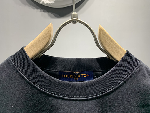 ルイヴィトンコピーロゴ刺繍Tシャツ
