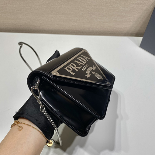プラダ新しい大きな三角形のロゴショルダーバッグ 29,800円