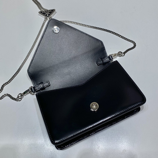大人気　プラダ　三角ロゴ　ショルダーバッグ　23cm ブラック　斜め掛け PRADA プラダ ショルダーバッグ ブラック 三角ロゴ クロスボディ