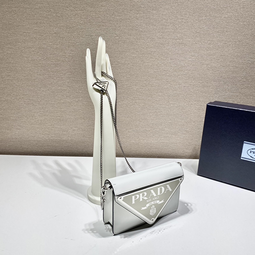 PRADA★セール！三角ロゴ付きフラップショルダーバック♪1BD200 PRADA☆セール！三角ロゴ付きフラップショルダーバック♪1BD200