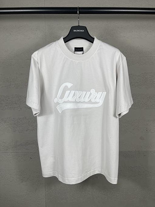 バレンシアガスーパーコピー レディースフロントに LUXURY ロゴパッチ刺繍半袖Tシャツ