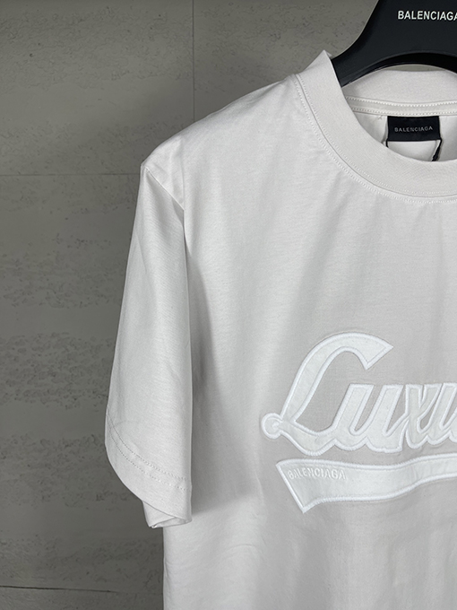 バレンシアガスーパーコピー レディースフロントに LUXURY ロゴパッチ刺繍半袖Tシャツ