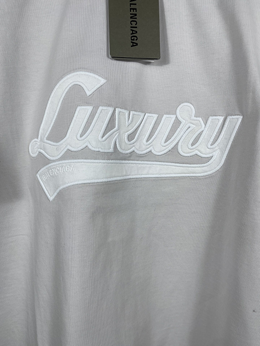 バレンシアガスーパーコピー レディースフロントに LUXURY ロゴパッチ刺繍半袖Tシャツ