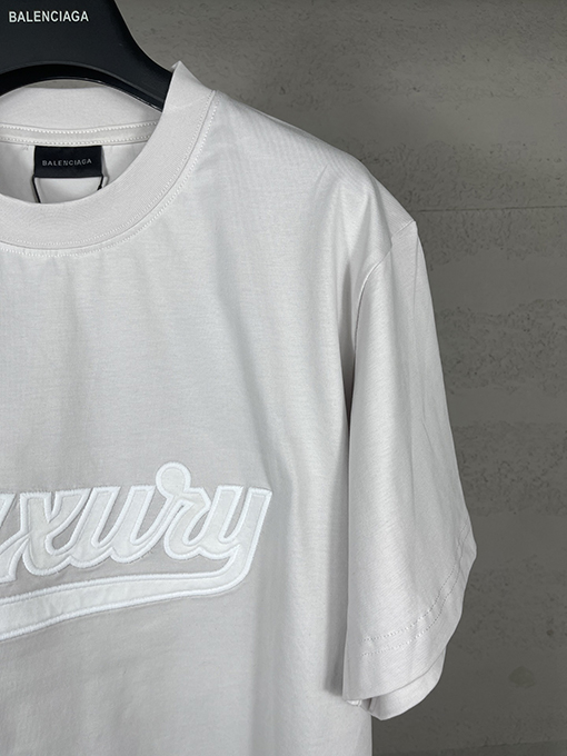 バレンシアガスーパーコピー レディースフロントに LUXURY ロゴパッチ刺繍半袖Tシャツ