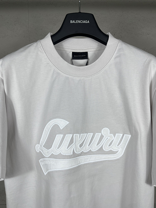 バレンシアガスーパーコピー レディースフロントに LUXURY ロゴパッチ刺繍半袖Tシャツ