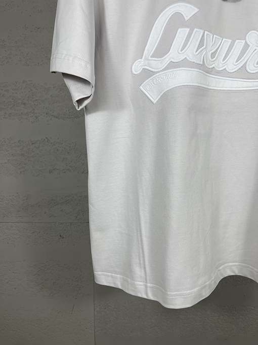 バレンシアガスーパーコピー レディースフロントに LUXURY ロゴパッチ刺繍半袖Tシャツ