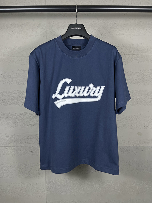 バレンシアガスーパーコピー レディースフロントに LUXURY ロゴパッチ刺繍半袖Tシャツ
