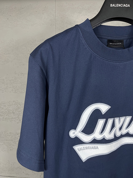 バレンシアガスーパーコピー レディースフロントに LUXURY ロゴパッチ刺繍半袖Tシャツ