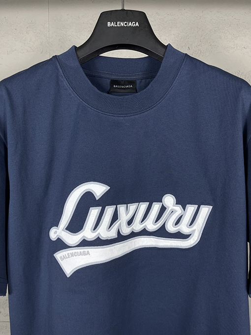 バレンシアガスーパーコピー レディースフロントに LUXURY ロゴパッチ刺繍半袖Tシャツ