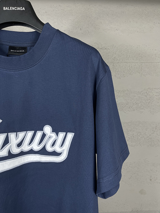 バレンシアガスーパーコピー レディースフロントに LUXURY ロゴパッチ刺繍半袖Tシャツ
