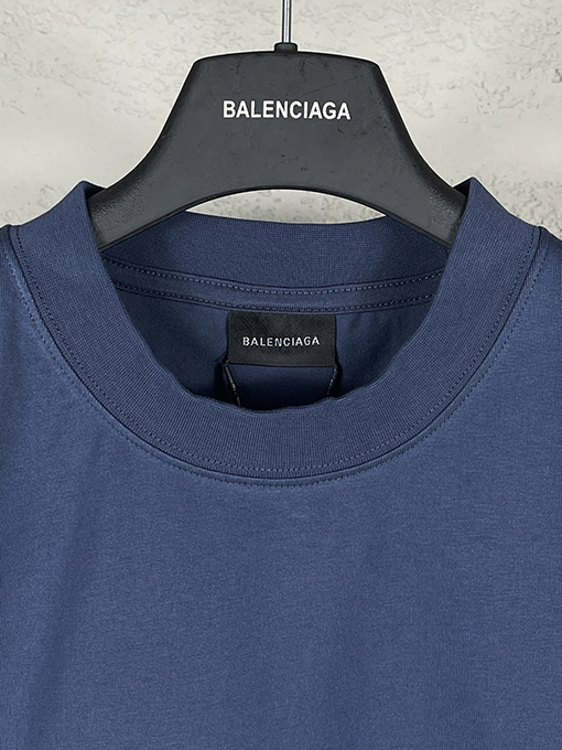 バレンシアガスーパーコピー レディースフロントに LUXURY ロゴパッチ刺繍半袖Tシャツ