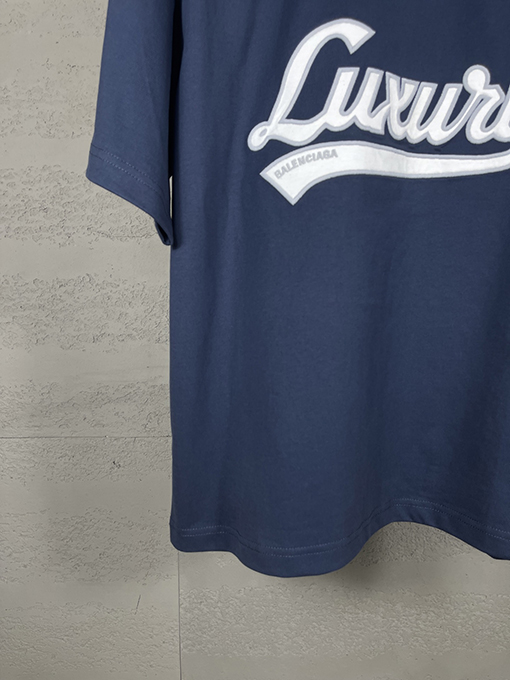 バレンシアガスーパーコピー レディースフロントに LUXURY ロゴパッチ刺繍半袖Tシャツ