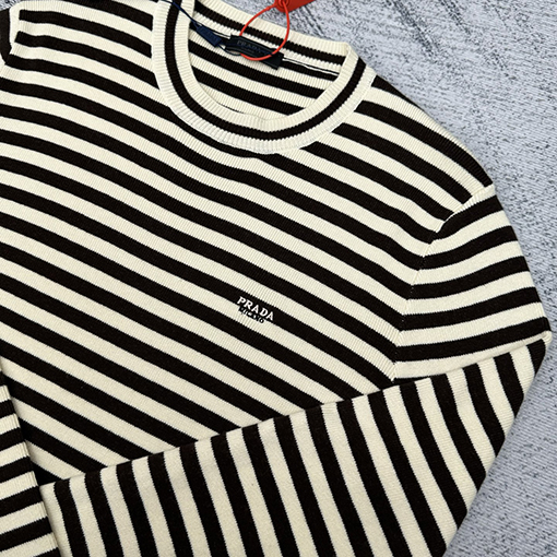 プラダスーパーコピー ストライプ刺繍クルーネックセーター