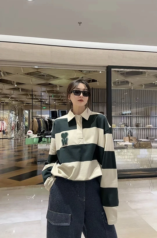 アミ フランスのミニマリストなグリーンのストライプ柄ラペル長袖プルオーバー