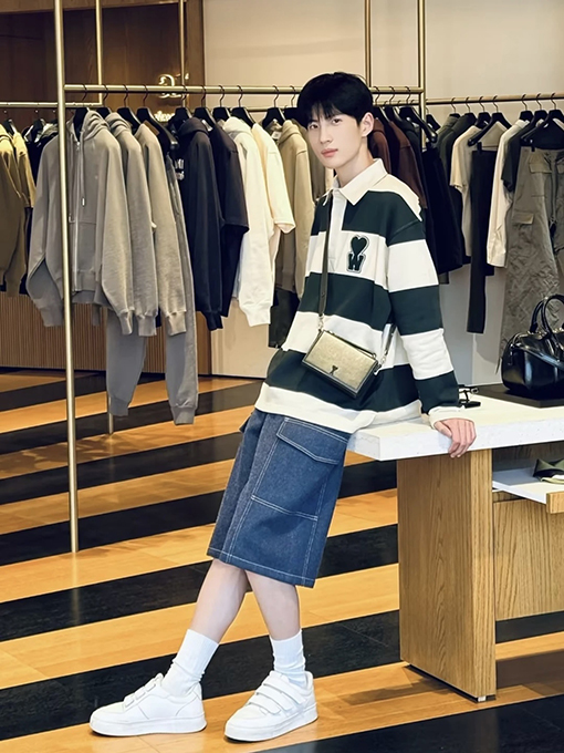 アミ フランスのミニマリストなグリーンのストライプ柄ラペル長袖プルオーバー